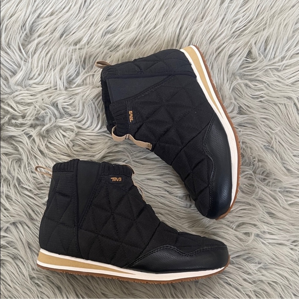 Teva Women's Black and Tan Quilted Winter Boots